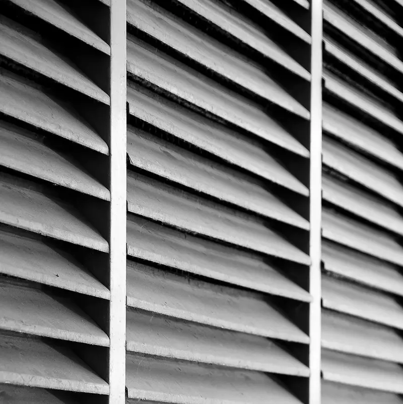 Detalle de lamas de persiana de aluminio