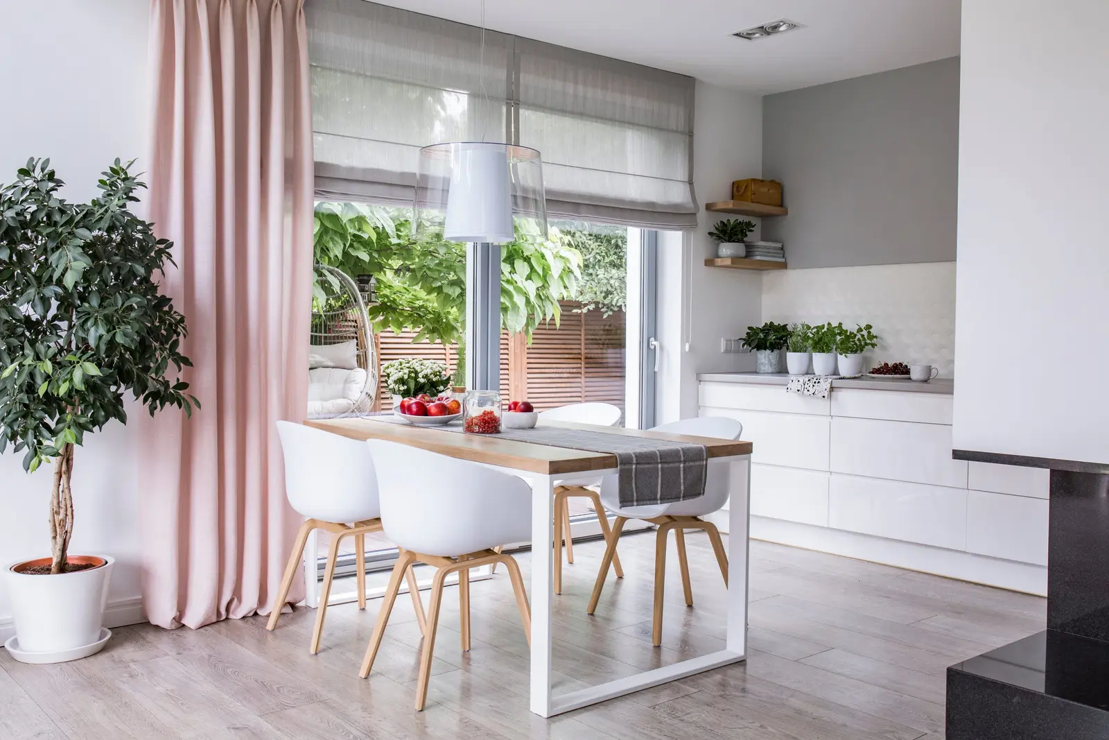 Cortinas y estores romanos en un comedor